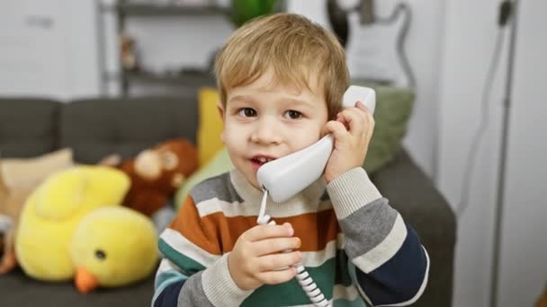 Adorable Niño Caucásico Hablando Por Teléfono Fijo Una Acogedora Sala — Vídeo de stock