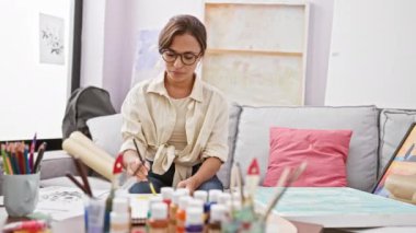 Hüsrana uğramış, genç ve güzel İspanyol kadın sanatçı kanepede çıldırıyor, bağırıyor, kollarını kaldırarak bağırıyor sanat stüdyosunda saf duyguların bir portresi.