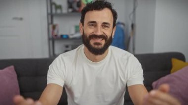 Dost canlısı, orta yaşlı bir adam, seni evinde karşılıyor, kolları açık bir şekilde yardım ve kabullenme teklif ediyor.