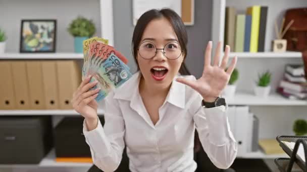 Молодая Китаянка Изумлении Смотрит Офис Хватаясь Австралийские Доллары Картина Неверия — стоковое видео