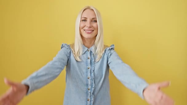 Kot Gömlekli Neşeli Genç Kadın Kocaman Bir Kucaklama Gülümsemeyle Karşılıyor — Stok video