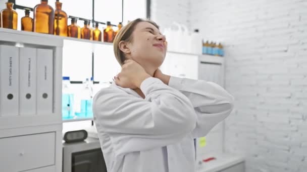 Mladá Atraktivní Vědkyně Laboratoři Která Při Práci Cítí Unavená Nebo — Stock video