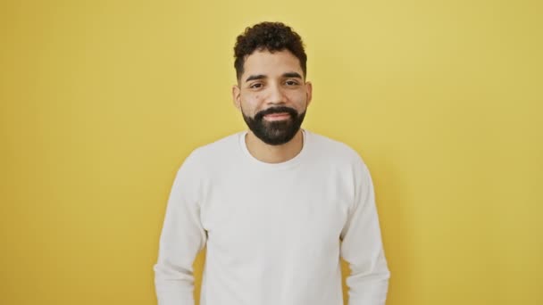 쾌활한 얼굴에 자신감 생각에 잃어버린 노란색 긍정적인 분위기를 발광에 스웨터를 — 비디오