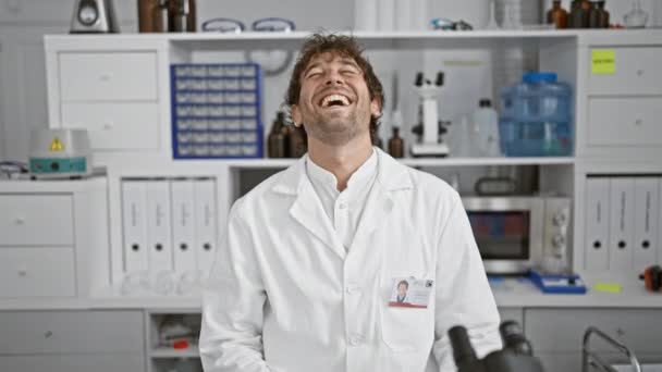 Homem Sorridente Jaleco Está Laboratório Bem Equipado Exalando Confiança Felicidade — Vídeo de Stock