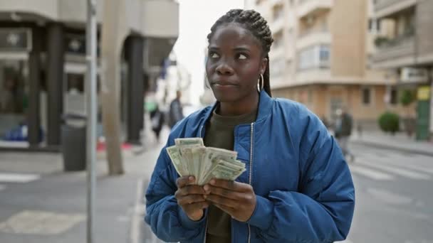Afrikansk Kvinna Med Flätor Håller Dirhams Utomhus Urban Stadsgata — Stockvideo
