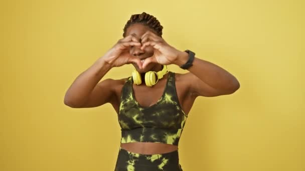 Весела Афроамериканська Жінка Яка Займається Спортом Робить Форму Серця Руками — стокове відео