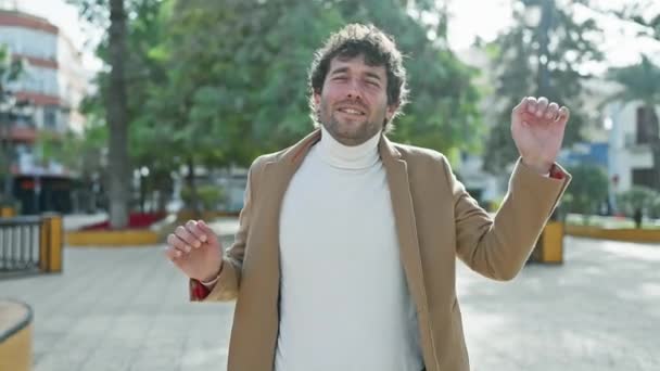Hombre Hispano Bailando Alegremente Parque Ciudad Con Árboles Bancos Fondo — Vídeo de stock
