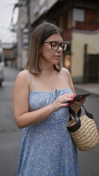 美丽的他的惊慌失措的女人 戴着眼镜 专心致志地听着电话 一边在京本的传统街道上漫步 一边欣赏着日本的数码体验 — 图库视频影像