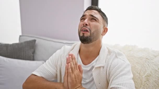 Çaresiz Genç Arap Adam Kanepede Dileniyor Dua Ediyor Umut Verici — Stok video