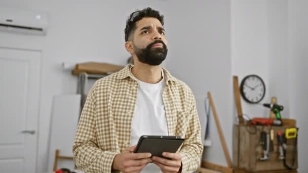 Homem Hispânico Pensativo Com Barba Fica Uma Oficina Carpintaria Enquanto — Vídeo de Stock
