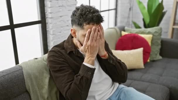 Jeune Homme Troublé Visage Couvert Tristesse Profonde Par Ses Mains — Video