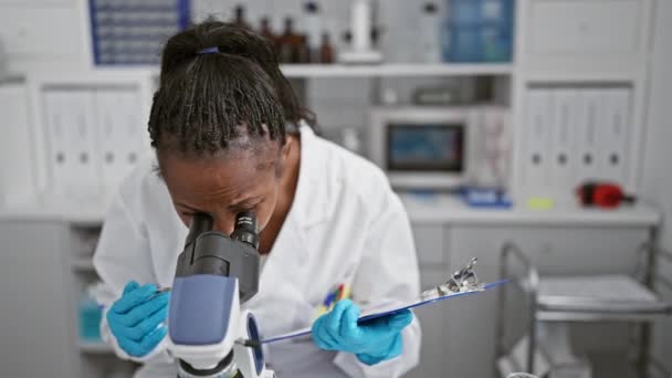 Laboratuvar Ortamında Mikroskop Kullanan Odaklanmış Kadın Bilim Adamı — Stok video