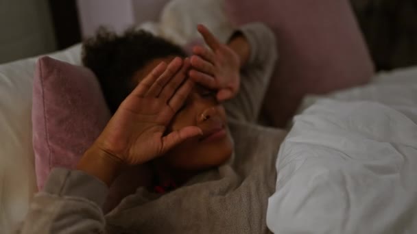 Een Jonge Vrouw Met Krullend Haar Ontspannen Een Slaapkamer Beschermt — Stockvideo