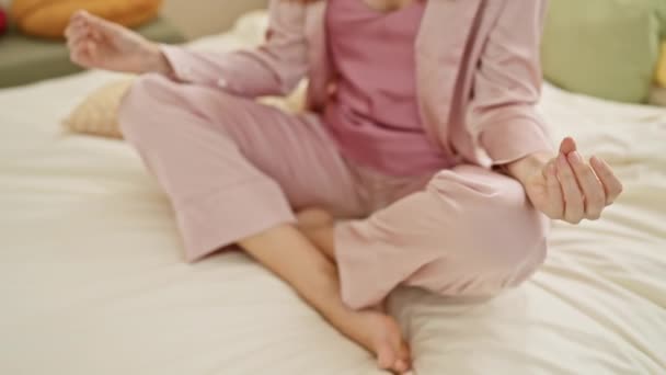 Una Joven Pelirroja Pijama Rosa Medita Una Cama Dormitorio Iluminado — Vídeos de Stock