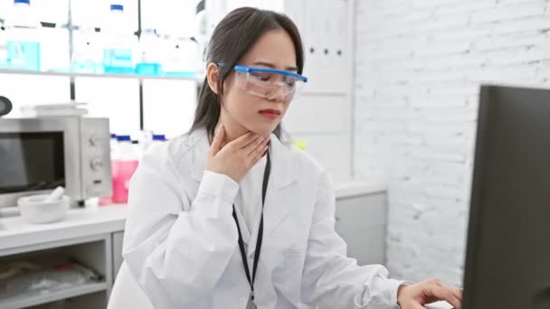 Молодая Китаянка Ученый Лаборатории Борется Болезненными Проблемами Здоровьем Задыхаясь Задыхаясь — стоковое видео