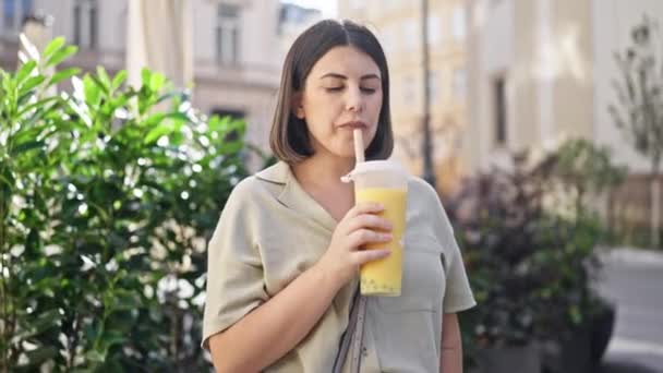Genç Güzel Spanyol Kadın Viyana Sokaklarında Köpüklü Çay Içiyor — Stok video