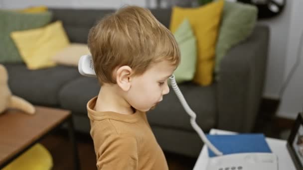 Nyfiken Liten Pojke Utforskar Telefon Ett Mysigt Pulserande Vardagsrum Förkroppsligande — Stockvideo