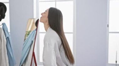 Bulaşıcı derecede mutlu, genç İspanyol kadın rahat bir şekilde uzanırken rahatça gülümsüyor, yatak odasında dinleniyor, kendine güvenini kaybediyor ve sabah eğlencesinin tadını çıkarıyor.