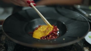 Lezzetli bir öğle yemeği. Modern bir restoranda wagyu ve çiğ yumurta sarısından hoşlanan genç bir kadın. Japon mutfağının gerçek vücut bulmuş hali.