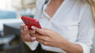 Şehir dışı sahnesi, akıllı telefon kullanan sokak bilge bir kadının elleri, göz kamaştırıcı güneş ışığı dijital teknolojiye dokunuyor, konuşması ve mesajları ateşliyor.