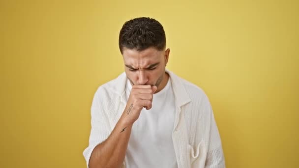 Malestar Joven Árabe Tos Hombre Señalización Posible Frío Bronquitis Pie — Vídeo de stock