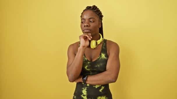Wanita African Yang Bijaksana Dalam Pakaian Olahraga Tangan Dagu Termenung — Stok Video