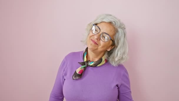Modische Frau Mittleren Alters Posiert Freudig Auf Rosa Isoliertem Hintergrund — Stockvideo