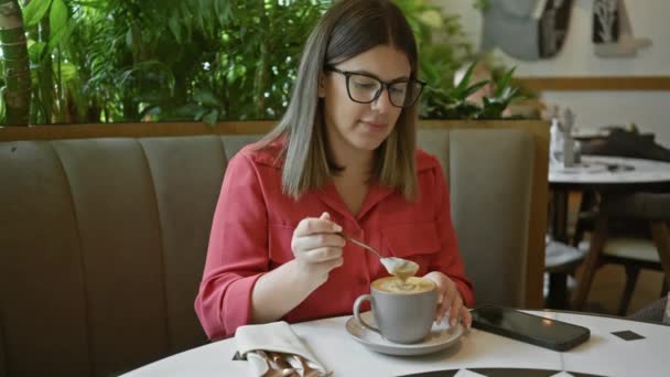 Молодая Женщина Наслаждается Кофе Уютном Интерьере Кафе Очки Брюнетка Взрослый — стоковое видео