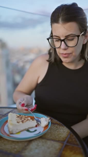 Deliziosa Fuga Bella Donna Ispanica Bicchieri Assapora Gustosa Fetta Cheesecake — Video Stock