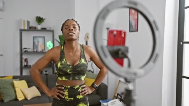 Una Atlética Mujer Africana Con Trenzas Relaja Moderno Estudio Interior — Vídeos de Stock