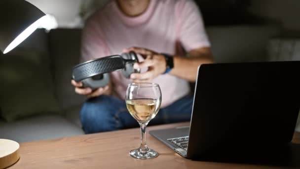 Sıradan Bir Adam Evde Kulaklıkla Bir Bardak Şarap Bir Dizüstü — Stok video