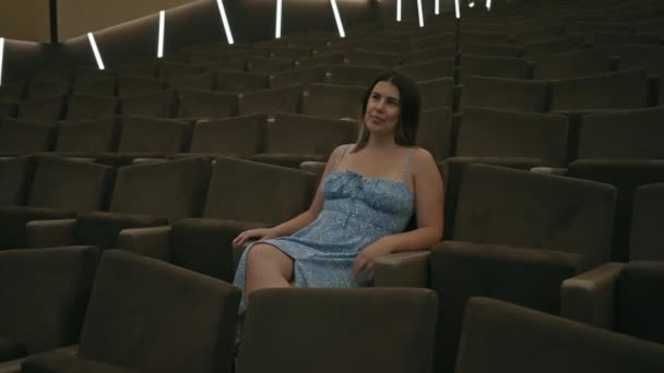 Mladá Žena Modrých Šatech Sedí Sama Matně Osvětleném Divadle Vyzařuje — Stock video