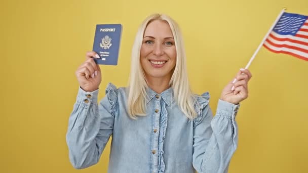 Joven Rubia Alegre Rebosante Patriotismo Americano Disfrutando Con Confianza Viaje — Vídeos de Stock