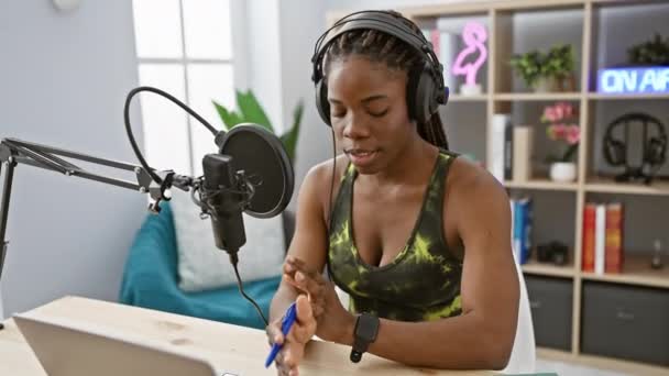 Mujer Afroamericana Grabando Audio Estudio Radio Moderno Usando Auriculares Interactuando — Vídeo de stock