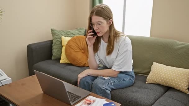 Una Donna Bionda Parla Uno Smartphone Casa Seduta Accanto Computer — Video Stock