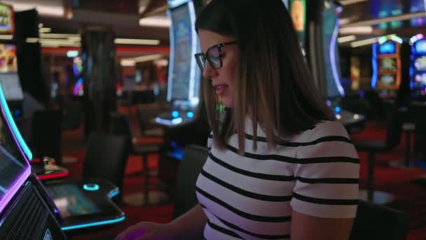 Щаслива Жінка Грає Ігрові Автомати Яскравому Середовищі Казино Втілюючи Дозвілля — стокове відео