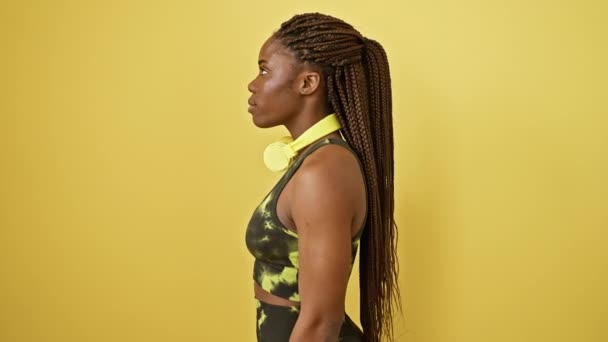 Mulher Americana Africana Confiante Sportswear Posando Com Sorriso Natural Perfil — Vídeo de Stock