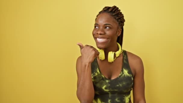Vidám Afro Amerikai Sportruházatban Hüvelykujj Felfelé Mutatva Oldalra Egy Sugárzó — Stock videók