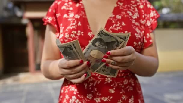 Молодая Женщина Считает Японские Иены Банкнотами Улицах Гион Киото — стоковое видео