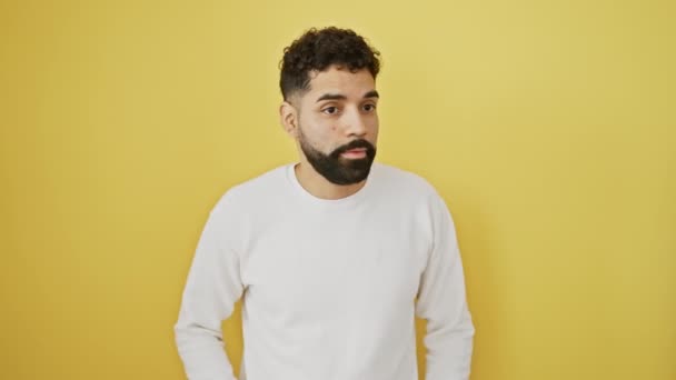 若い成人男性 悪い秘密を言って 黄色い背景の上にささやいたヒシュッシュトーク — ストック動画