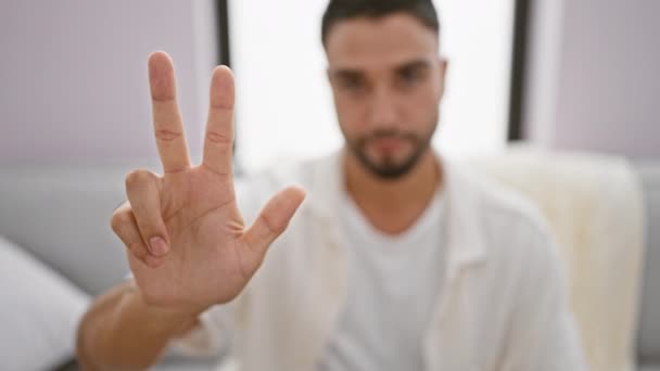 Веселый Молодой Араб Указывая Тремя Пальцами Радостно Показывая Знак Номер — стоковое видео