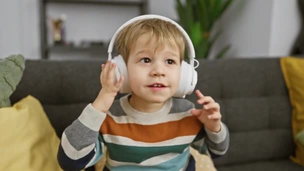 Menino Criança Loira Gosta Música Com Fones Ouvido Brancos Ambiente — Vídeo de Stock