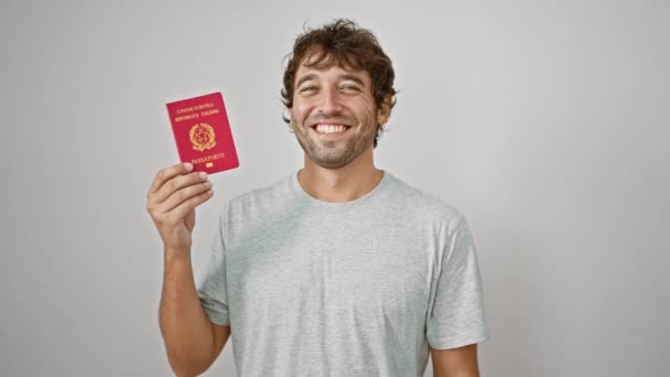 Красивий Молодий Чоловік Вибухаючи Радістю Впевнено Підкреслює Свій Італійський Паспорт — стокове відео