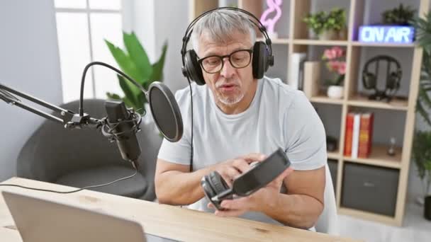 Moden Gråhåret Mand Podcasting Studie Med Hovedtelefoner Professionel Mikrofon Fremvisning – Stock-video
