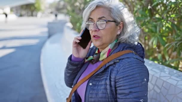 Dojrzała Kobieta Okularach Sprawdza Godzinę Podczas Rozmowy Przez Telefon Świeżym — Wideo stockowe