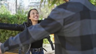 Neşeli bir kadın, ağaçlarla dolu bir caddede bir adama sarılıyor. Açık havada birlikte vakit geçiren bir çifti canlandırıyor..