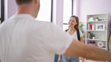 Kendine güveni olan baba ve kızı evde gülücükler saçarak sevgi ve neşeyi ifade ediyorlar..