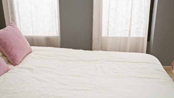 Erschöpfte Afrikanerin Schlafanzug Mit Geflochtenen Zöpfen Bricht Auf Ihrem Bett — Stockvideo