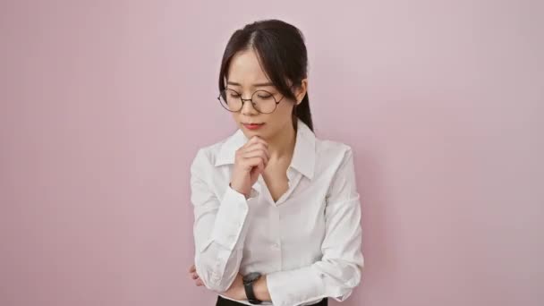 Кашель Молодой Китайской Женщины Очках Стоя Бледный Нездоровый Изолированном Розовом — стоковое видео