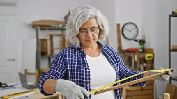 ワークショップで木材を測定する灰色の髪の女性 職人技 スキル — ストック動画